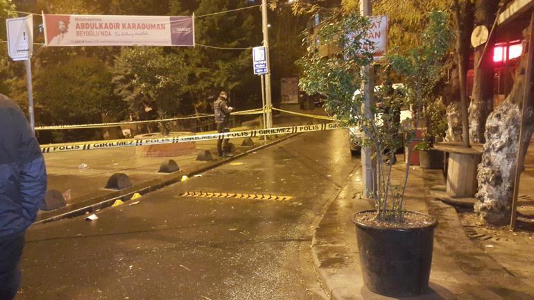 İstanbulda gece saatlerinde hareketlilik Parkta oturan gençlere ateş ettiler