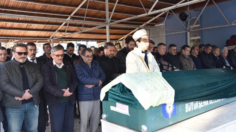 Antalyada otomobil açıköğretim bürosuna çarptı: 1 ölü, 2 yaralı
