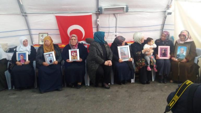 Emine Erdoğandan HDP önündeki ailelere ziyaret