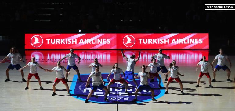 Anadolu Efesin EuroLeague maçındaki kan kanseriyle mücadele dansı alkış topladı