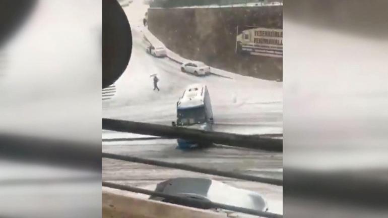 Ankarada kardan dolayı kayan minibüsten atlayan yolcu yaralandı