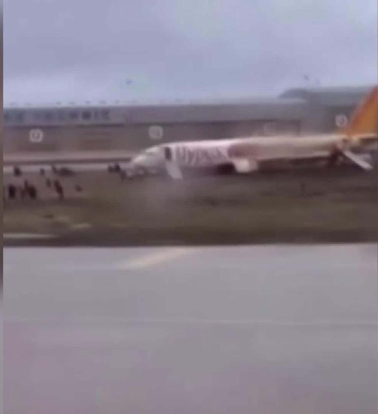 Pistten çıkan uçaktaki yolcuların tahliyesi amatör kameraya yansıdı
