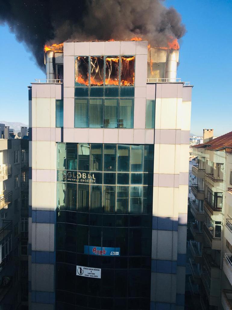 Antalyada iş merkezinde yangın çıktı