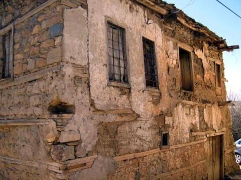 Kemal Sunalın doğduğu ev de depremde yıkıldı