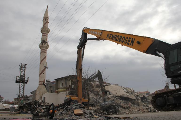 Depremde ağır hasar alan cami böyle çöktü