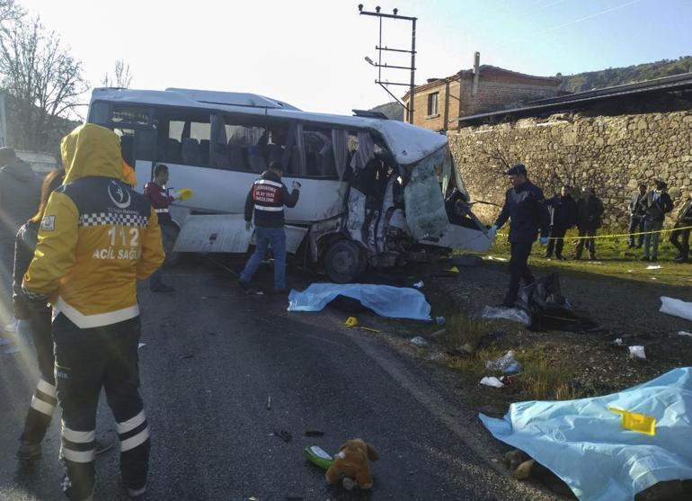 Son dakika... İzmirde feci kaza: 4 ölü, 8 yaralı