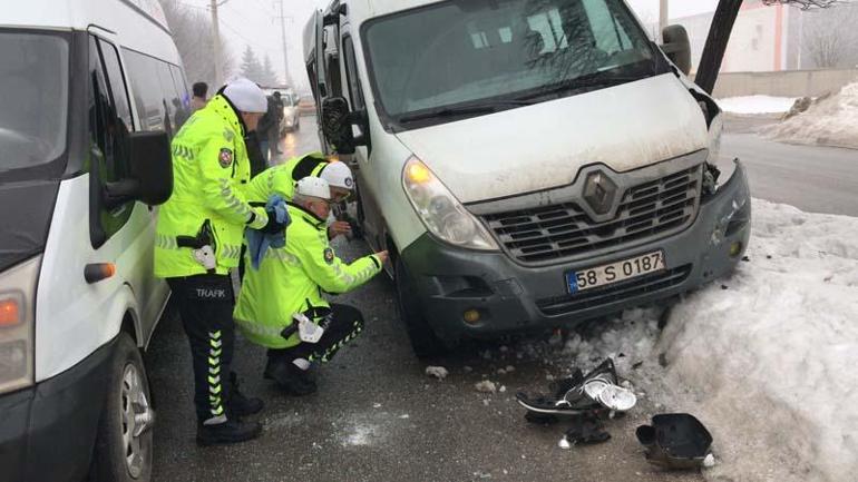 Sivasta buzlanan yolda servis minibüsleri çarpıştı: 12 yaralı