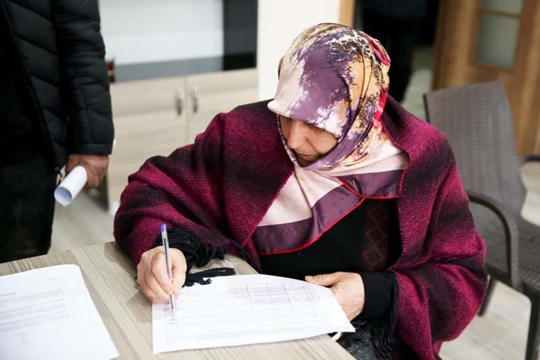 Depremzedeler için ayrılan 132 konutun hak sahipleri evlerinin anahtarlarını almaya başladı