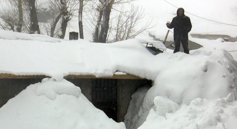 Köy evleri kar altında kaldı