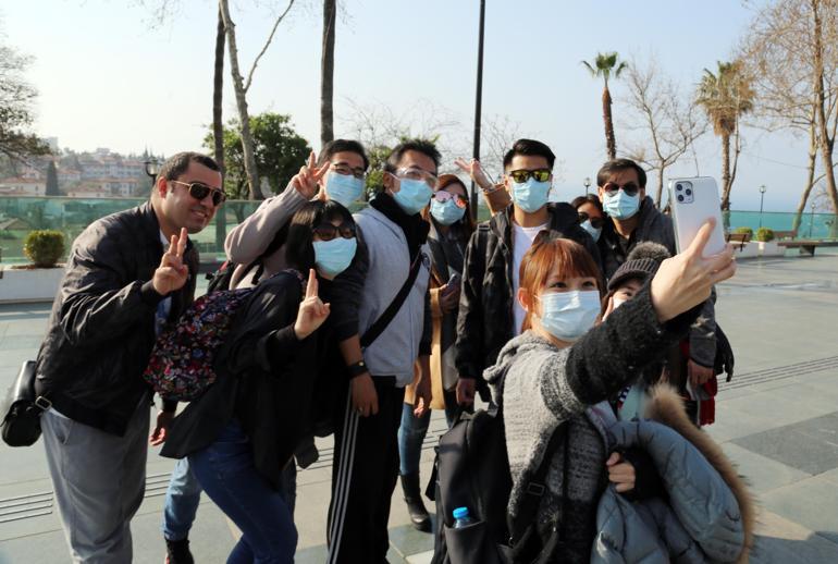 Tayvanlı turistlerden Antalyada maskeli tur