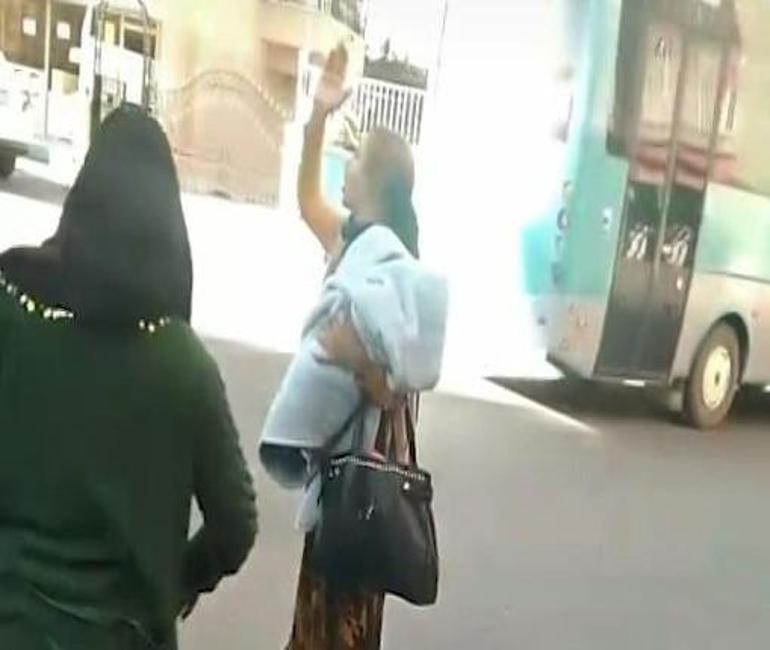Otobüsten indirilen kadın terlikle kapıya vurdu