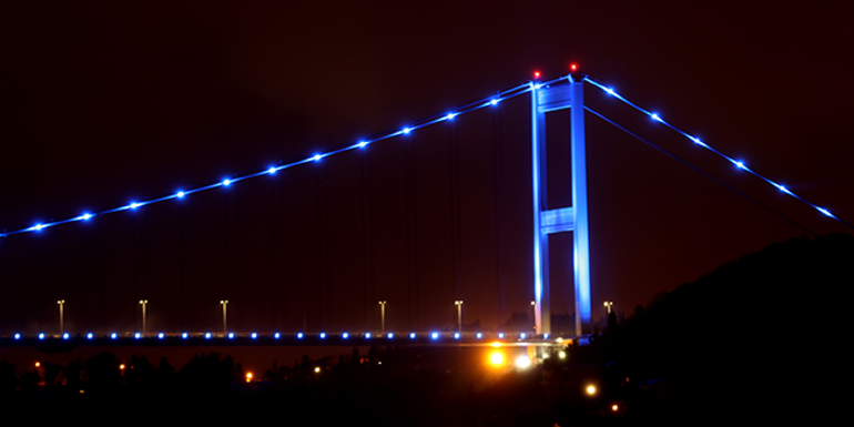 İstanbulun simge yapıları otizm farkındalığı için maviye büründü