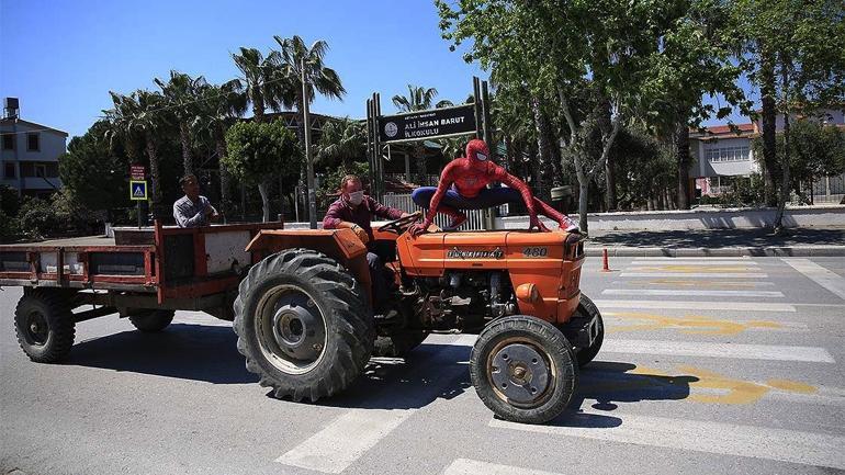 Antalyalı Örümcek Adam yaşlıların yardımına koşuyor