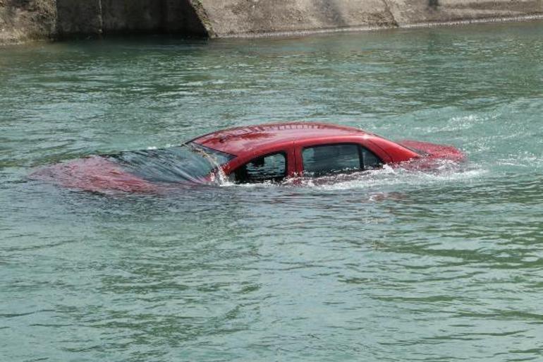 Motosiklete çarpmamak için manevra yapan otomobil kanala uçtu