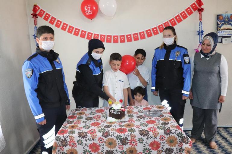 Midyatta polisten 23 Nisan doğumlu çocuklara sürpriz