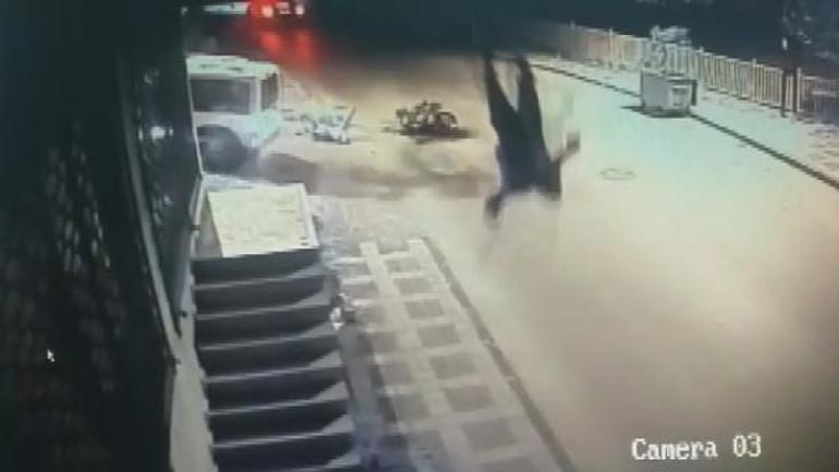 Kazada motosikletteki yolcu metrelerce havaya uçtu