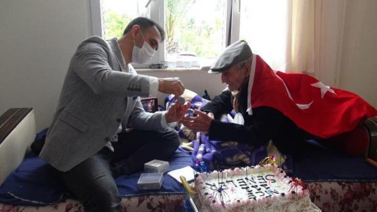 111 yaşındaki Ali Rıza Dedeye doğum günü sürprizi