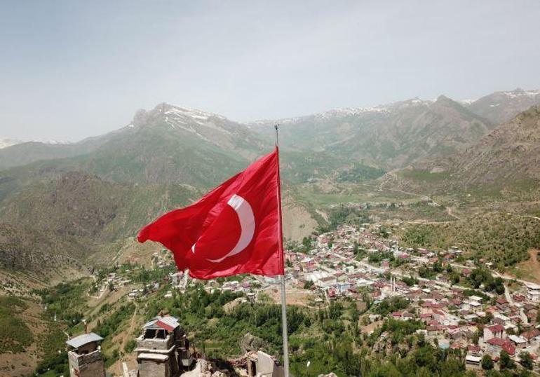 Kato Dağında şehit düşen 10 asker anısına dev Türk bayrağı dikildi