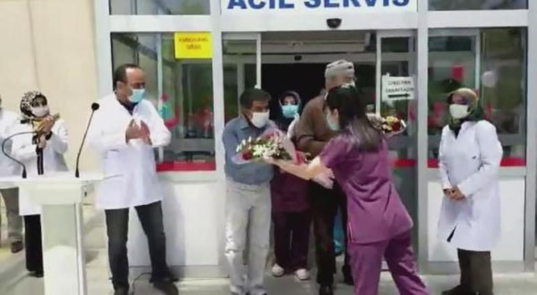 Son koronavirüs hastalarının taburcu edildiği hastanede kutlama yapıldı