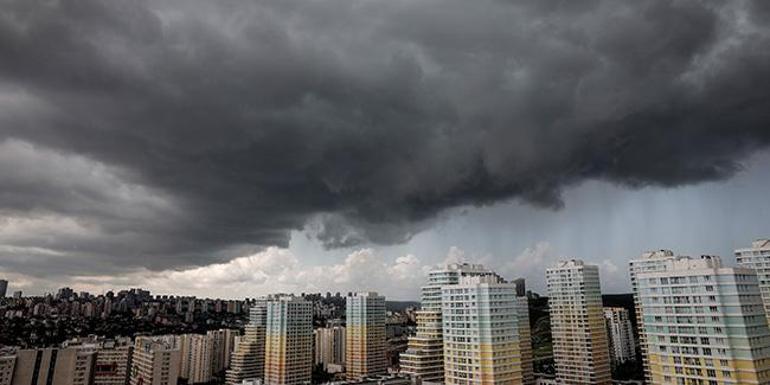 İstanbulda dolu sürprizi... Korkutan bulutlar böyle görüntülendi