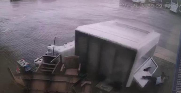 Şiddetli fırtına konteynerı sürükledi