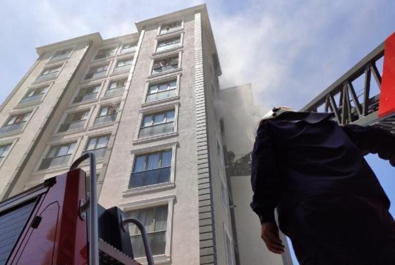İstanbulda 11 katlı apartmanda yangın: Üst kattakiler mahsur kaldı