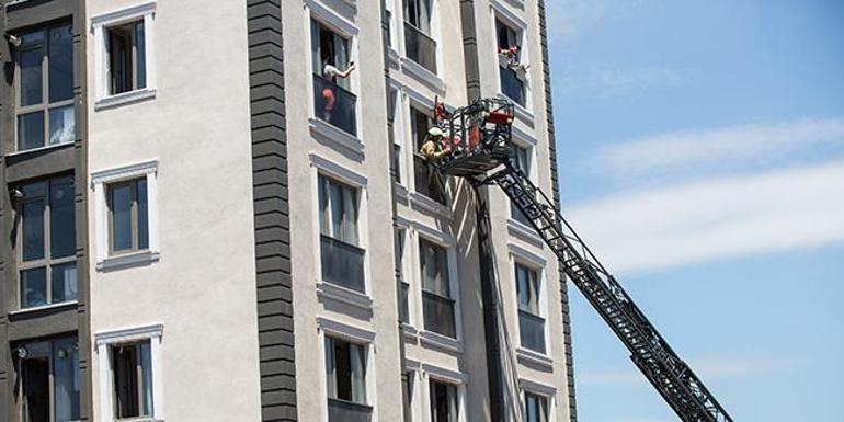 İstanbulda 11 katlı apartmanda yangın: Üst kattakiler mahsur kaldı