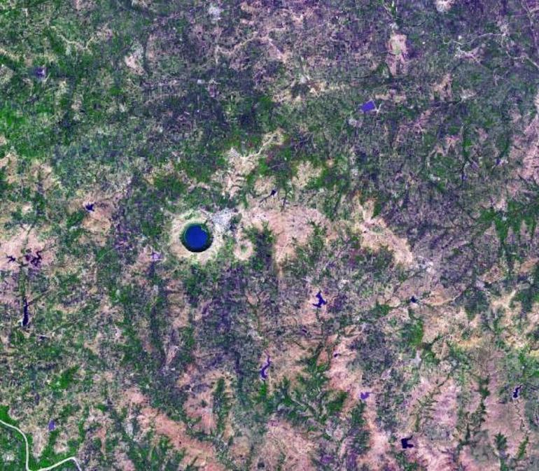 Hindistan’da 50 bin yıllık Lonar Gölü pembeye döndü