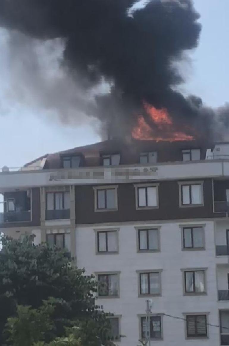Son dakika... 6 katlı binanın çatı katı alev alev yandı