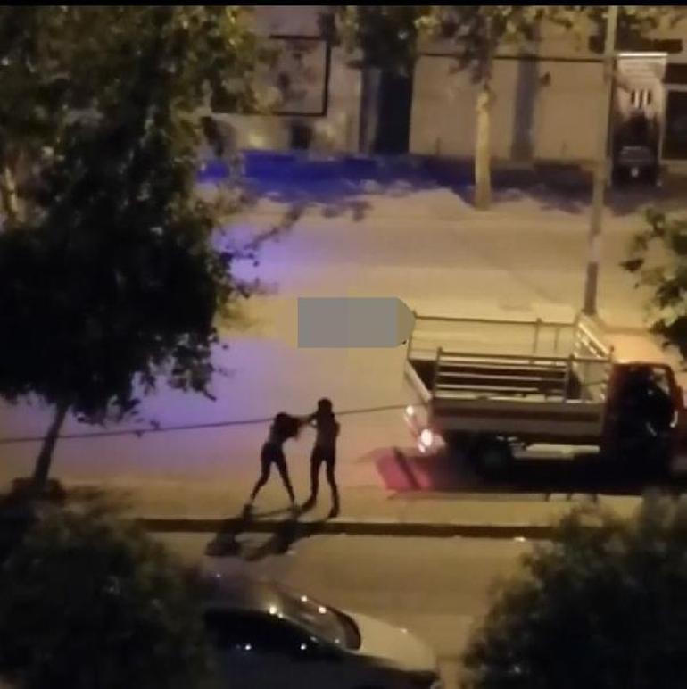 İzmirde sokak ortasında dehşet Genç kıza kabusu yaşattı