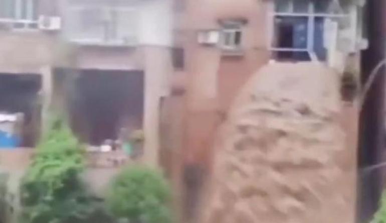 Çinde sel felaketinde 7. gün: Binalar sel sularına teslim oldu