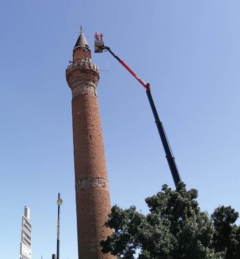 Tarihi Ulu Caminin eğilen minaresi sensörle takip edilecek