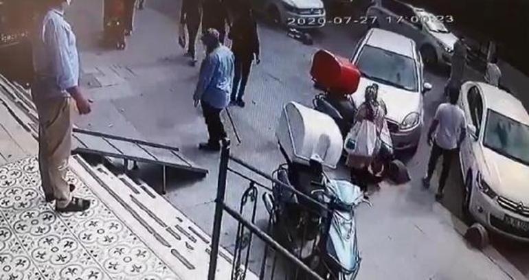 Son dakika... Sokak ortasında babasını sopayla dövdü | Video