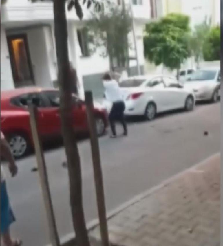 Son dakika... Eşiyle kavga eden kişi otomobilinin camlarını kırdı | Video