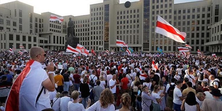 Belarusta Lukaşenkoya karşı protestolara 200 bin kişi katıldı