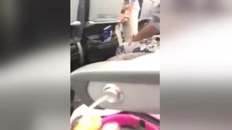 Son dakika... ABD’de 2 yaşındaki çocuğu maske takmayan aile uçaktan atıldı