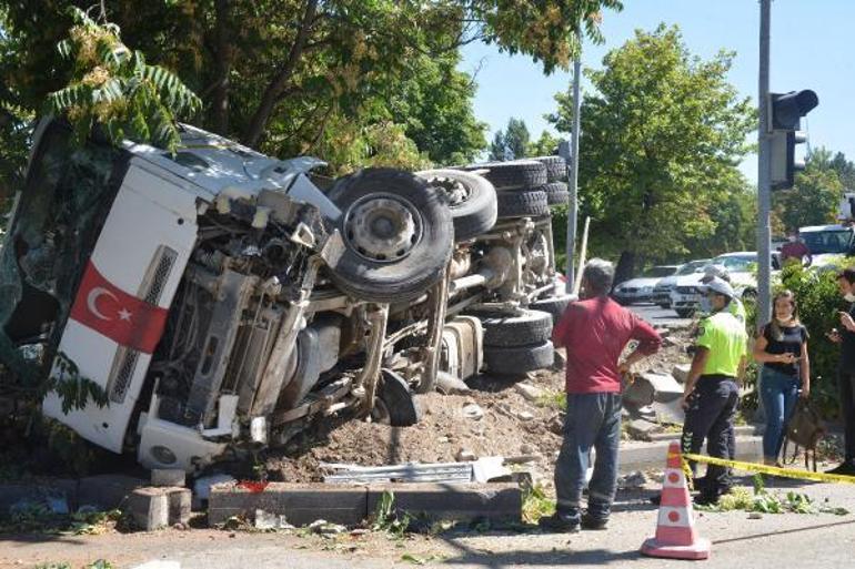 Son dakika.. Freni boşalan beton mikseri 2 otomobile çarptı: 1 yaralı