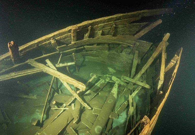 Dalgıçlar derinlere daldı 400 yıllık gemi keşfedildi