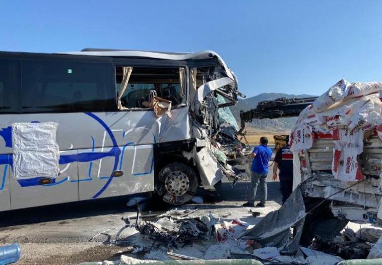 Yolcu otobüsü park halindeki TIRa çarptı: 1 ölü, 6 yaralı
