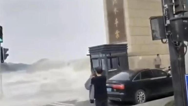 Son dakika.. Çin’de dev gelgit dalgaları otoyola ulaştı