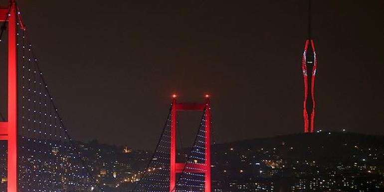 Küçük Çamlıca Radyo ve TV Kulesine Türk bayrağı yansıtıldı