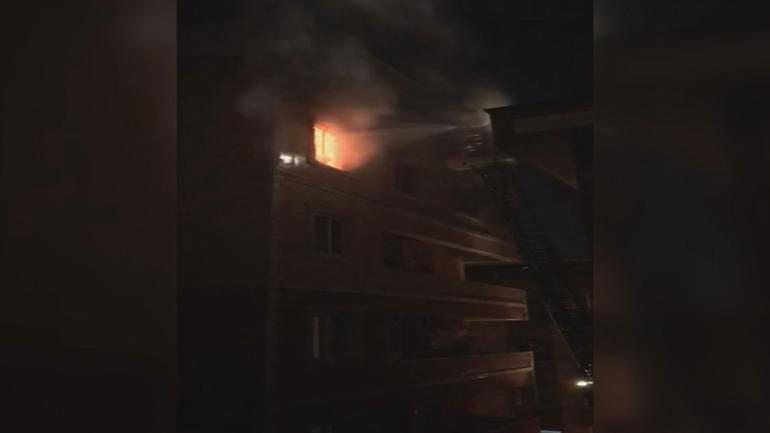 5 katlı binada yangın çıktı Mahalleli sokağa döküldü