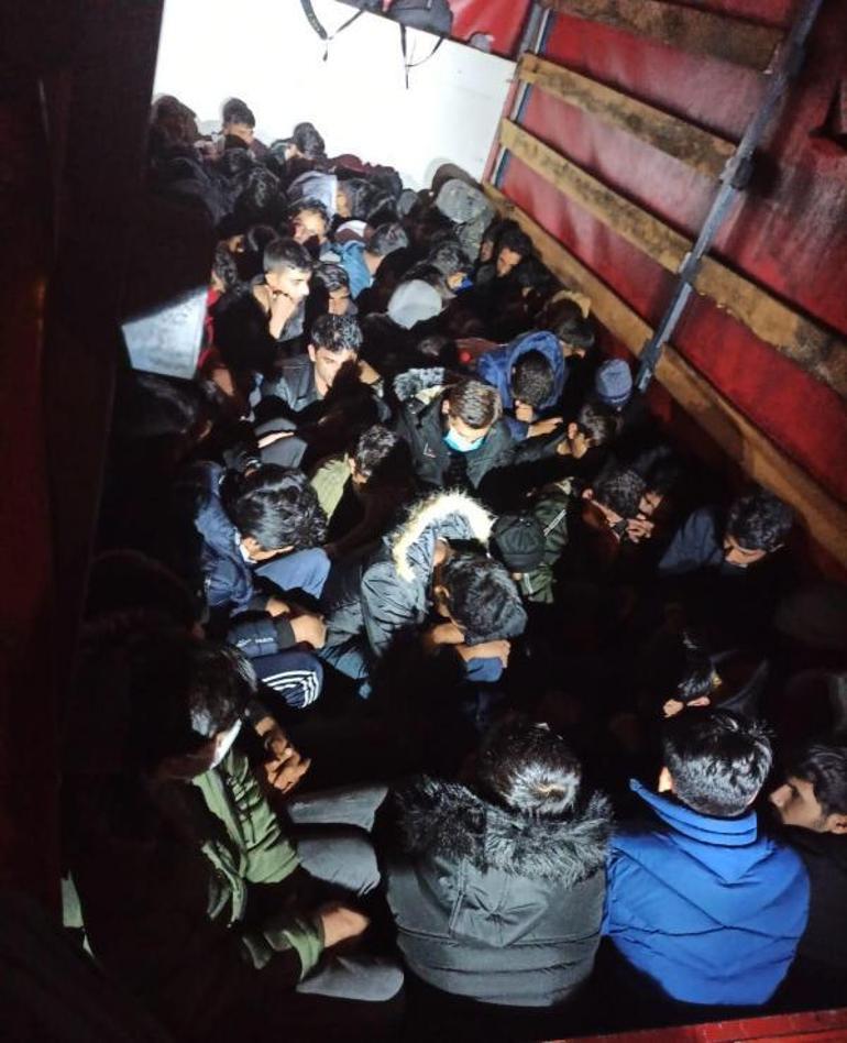 Kamyonetin kasasından 61 kaçak göçmen çıktı