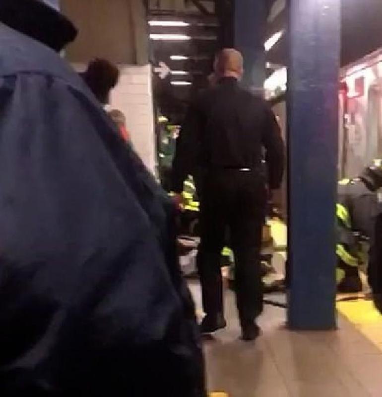 ABDde tren bekleyen yolcu kadını raylara itti | Video