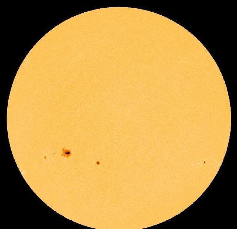 NASA, Güneş yüzeyinde Dünya’dan büyük güneş lekeleri görüntüledi