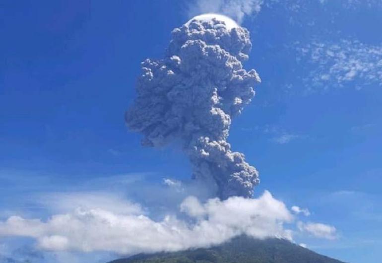 Endonezyadaki Ili Lewotolok Yanardağında art arda patlama