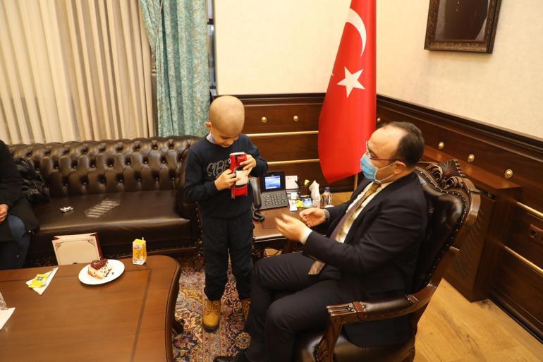 Cumhurbaşkanı Erdoğanın tedavisini üstlendiği küçük Tahaya doğum günü sürprizi