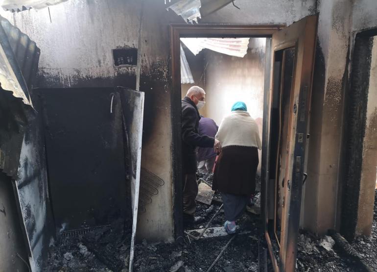 Evleri yanan yaşlı çift, gözyaşlarına boğuldu