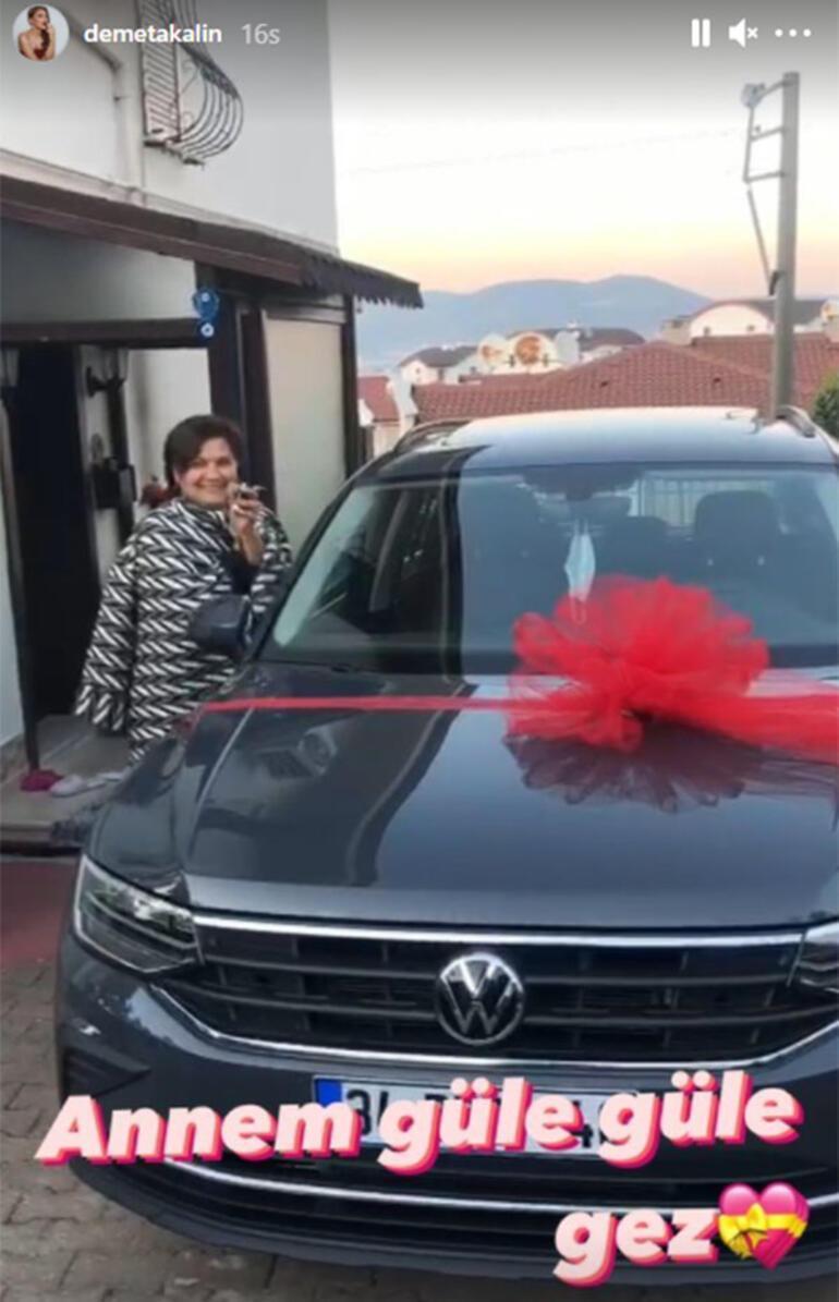 Demet Akalın sosyal medyadan böyle duyurdu: Annesine araba hediye etti