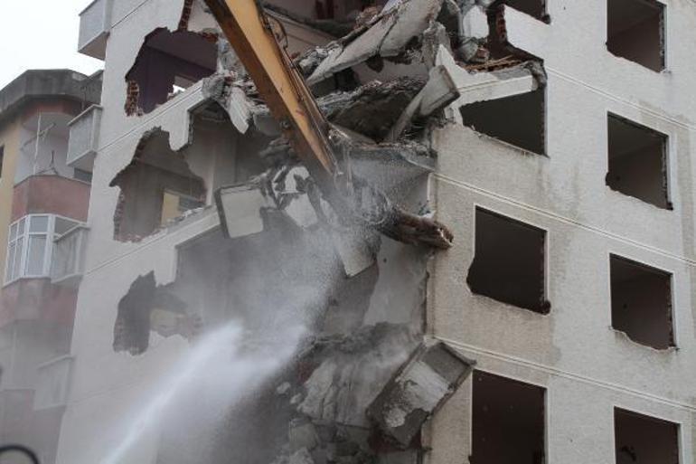 Rizedeki ‘Pisa Kulesi şeklindeki binalar yıkılıyor